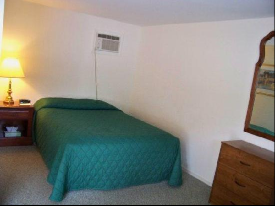 1 Queen Bedroom Photo 6